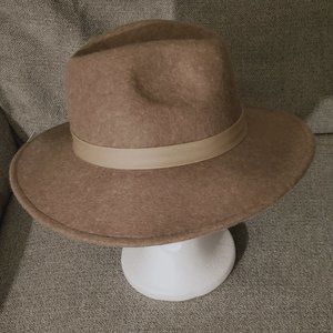 Womens Brand New with tags Zara Tan Camel colored Felt Fedora Hat Size S